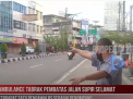 AMBULANCE TABRAK PEMBATAS JALAN SUPIR SELAMAT