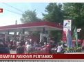 DAMPAK NAIKNYA PERTAMAX, ANTREAN WARGA MENGULAR BELI PERTALITE DI SPBU MERANGIN