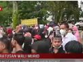 RATUSAN WALI MURID TUNTUT KEPSEK SMPN 10 MERANGIN DICOPOT