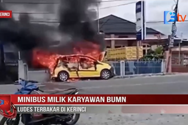 MINIBUS MILIK KARYAWAN BUMN LUDES TERBAKAR DI KERINCI