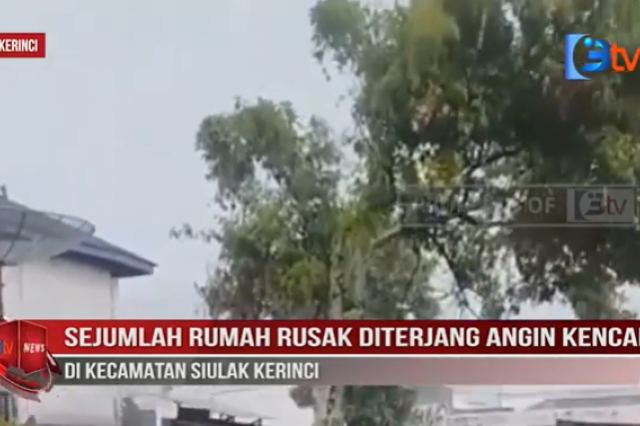 SEJUMLAH RUMAH RUSAK DITERJANG ANGIN KENCANG DI KECAMATAN SIULAK KERINCI