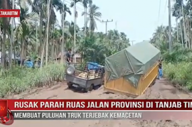 RUSAK PARAH RUAS JALAN PROVINSI DI TANJAB TIMUR MEMBUAT PULUHAN TRUK TERJEBAK KEMACETAN