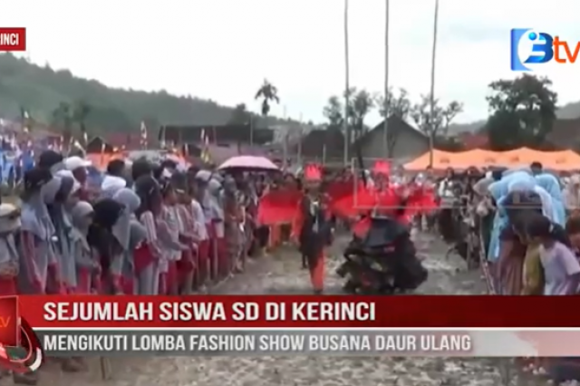 SEJUMLAH SISWA SD DI KERINCI MENGIKUTI LOMBA FASHION SHOW BUSANA DAUR ULANG