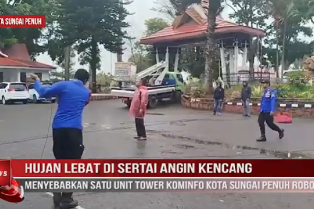 HUJAN LEBAT DI SERTAI ANGIN KENCANG MENYEBABKAN SATU UNIT TOWER KOMINFO KOTA SUNGAI PENUH ROBOH