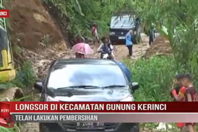 LONGSOR DI KECAMATAN GUNUNG KERINCI TELAH LAKUKAN PEMBERSIHAN