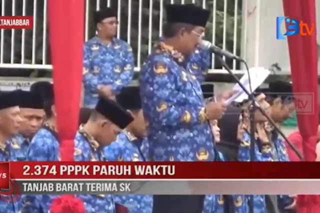 2.374 PPPK PARUH WAKTU TANJAB BARAT TERIMA SK