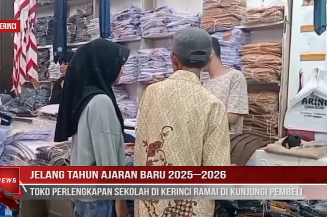 JELANG TAHUN AJARAN BARU 2025 2026, TOKO PERLENGKAPAN SEKOLAH DI KERINCI RAMAI DI KUNJUNGI PEMBELI