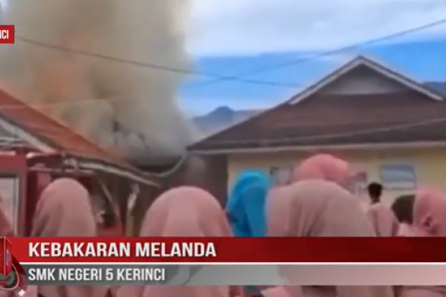 KEBAKARAN PABRIK TAHU DI JELUTUNG HANGUSKAN SATU RUMAH WARGA, SATU PETUGAS DAMKAR CEDERA