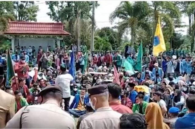 ALIANSI MAHASISWA GELAR UNJUK RASA DI DEPAN KANTOR DPRD BUNGO