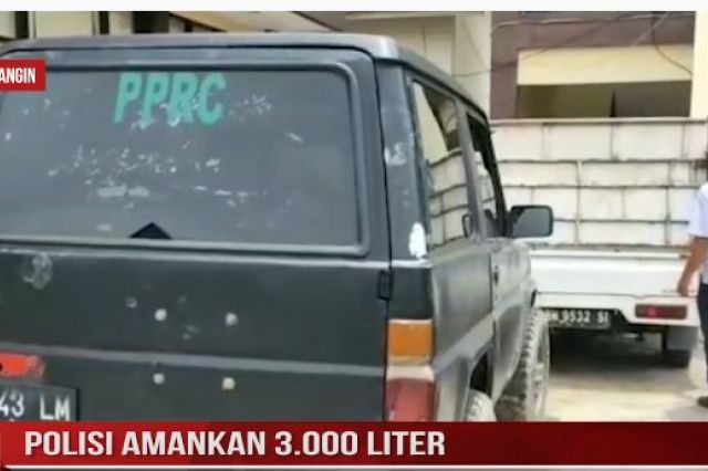 POLISI AMANKAN 3 000 LITER SOLAR OPLOSAN DI MERANGIN
