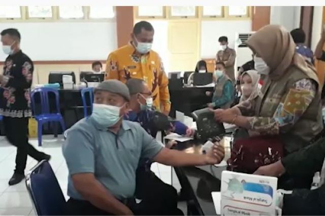 BUPATI BUNGO MENINJAU VAKSINASI BOOSTER ASN DAN HONORER