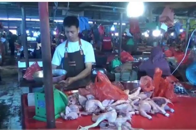 HARGA DAGING AYAM DAN TELUR DI PASAR TRADISIONAL ANGSO DUO JAMBI TERUS MENGALAMI KENAIKAN