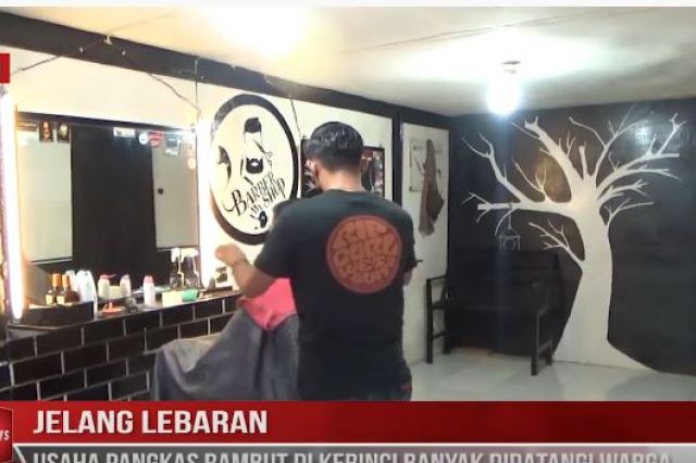 JELANG LEBARAN, USAHA PANGKAS RAMBUT DI KERINCI BANYAK DIDATANGI WARGA