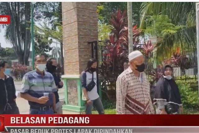BELASAN PEDAGANG PASAR BEDUK PROTES LAPAK DIPINDAHKAN