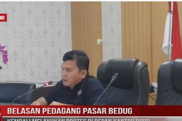 BELASAN PEDAGANG PASAR BEDUG KEMBALI MELAKUKAN PROTES DI DEPAN KANTOR DPRD