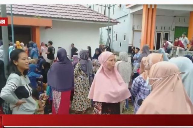 DEMI MENDAPATKAN BLT MINYAK GORENG, WARGA DANAU TELUK JAMBI RELA ANTRI PANJANG