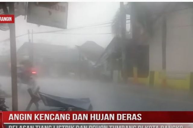 ANGIN KENCANG DAN HUJAN DERAS,BELASAN TIANG LISTRIK DAN POHON TUMBANG DI KOTA BANGKO