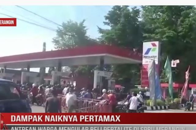 DAMPAK NAIKNYA PERTAMAX, ANTREAN WARGA MENGULAR BELI PERTALITE DI SPBU MERANGIN