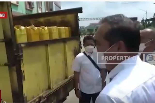 AL HARIS DAMPINGI MENTERI PERDAGANGAN SIDAK MINYAK GORENG DI PASAR ANGSO DUO