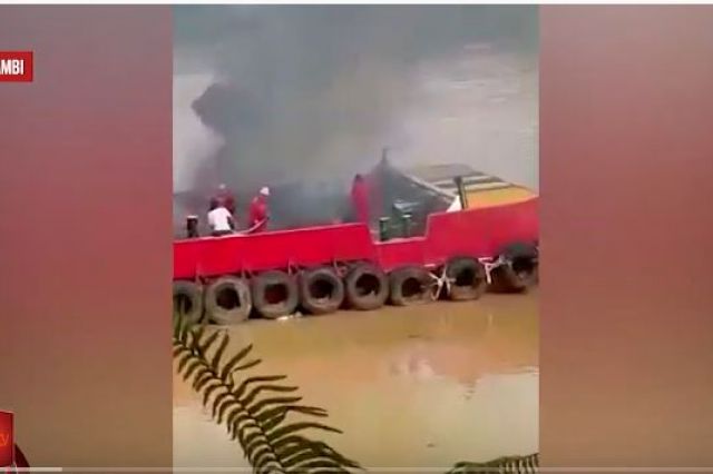 KAPAL TUGBOAT DI SUNGAI BATANGHARI TERBAKAR SAAT ISI BAHAN BAKAR