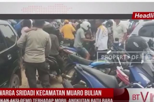 WARGA SRIDADI KECAMATAN MUARO BULIAN MELAKUKAN AKSI DEMO TERHADAP MOBIL ANGKUTAN BATU BARA