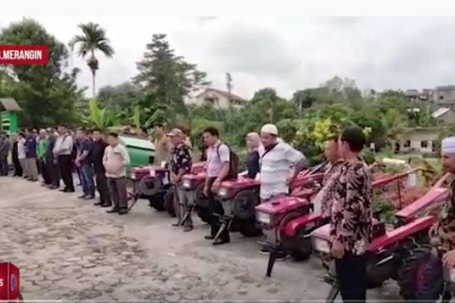 UNTUK DONGKRAK HASIL PERTANIAN BUPATI MERANGIN SERAHKAN BANTUAN ALSINTAN