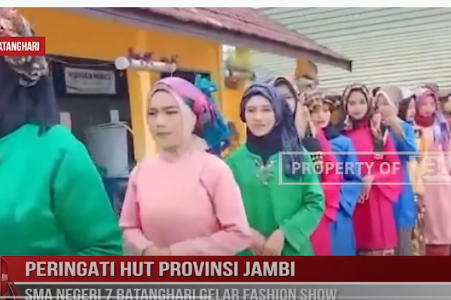 PERINGATI HUT PROVINSI JAMBI SMA NEGERI 7 BATANGHARI GELAR FASHION SHOW