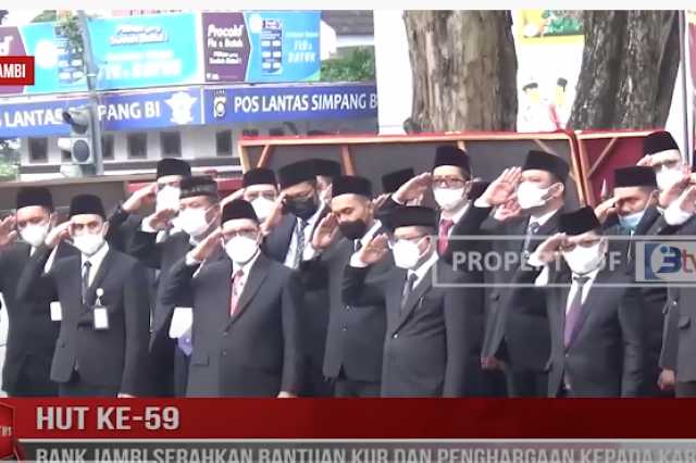 HUT KE 59 BANK JAMBI SERAHKAN BANTUAN KUR DAN PENGHARGAAN KEPADA KARYAWAN