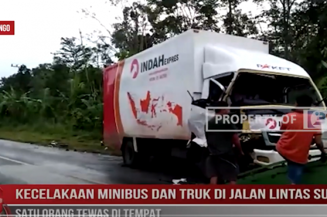 KECELAKAAN MINIBUS DAN TRUK DI JALAN LINTAS SUMATERA SATU ORANG TEWAS DI TEMPAT