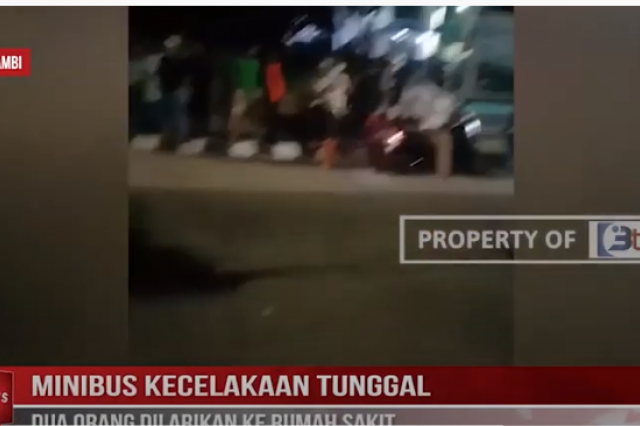 MINIBUS KECELAKAAN TUNGGAL DUA ORANG DILARIKAN KE RUMAH SAKIT