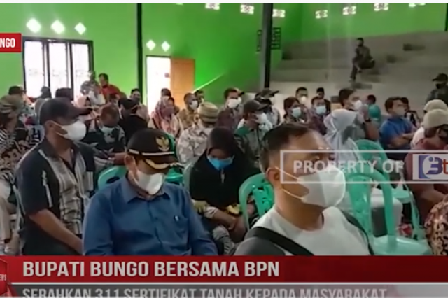 BUPATI BUNGO BERSAMA BPN SERAHKAN 311 SERTIFIKAT TANAH KEPADA MASYARAKAT