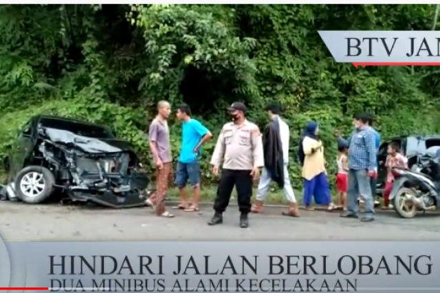 HINDARI JALAN BERLOBANG DUA MINIBUS ALAMI KECELAKAAN