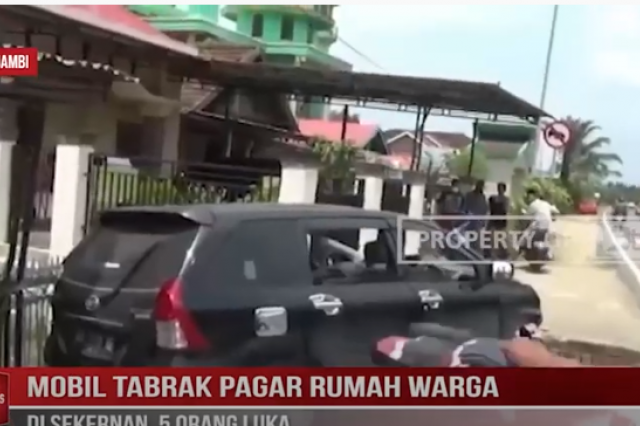 MOBIL TABRAK PAGAR RUMAH WARGA DI SEKERNAN, 5 ORANG LUKA