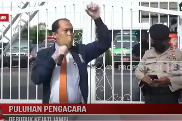 PULUHAN PENGACARA GERUDUK KEJATI JAMBI