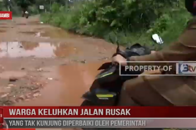 WARGA KELUHKAN JALAN RUSAK YANG TAK KUNJUNG DIPERBAIKI OLEH PEMERINTAH