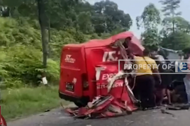 TRUK TRONTON HANTAM MOBIL EKPEDISI, SOPIR LUKA BERAT