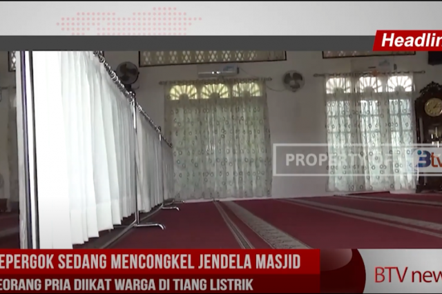 KEPERGOK SEDANG MENCONGKEL JENDELA MASJID, SEORANG PRIA DIIKAT WARGA DI TIANG LISTRIK