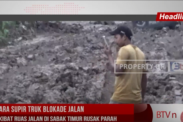 PARA SUPIR TRUK BLOKADE JALAN, AKIBAT RUAS JALAN DI SABAK TIMUR RUSAK PARAH