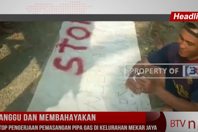 MENGGANGGU DAN MEMBAHAYAKAN,WARGA SETOP PENGERJAAN PEMASANGAN PIPA GAS DI KELURAHAN MEKAR JAYA