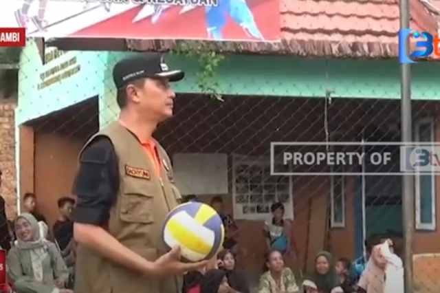 PENJABAT BACHYUNI HADIRI KEJUARAAN VOLI DESA BETUNG