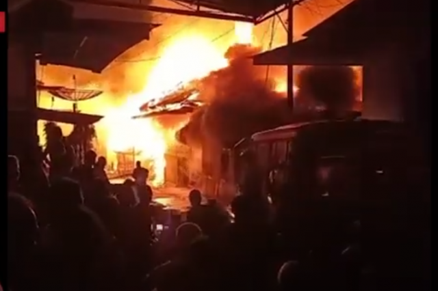 10 RUMAH DIBUNGO LUDES TERBAKAR SAAT SAHUR