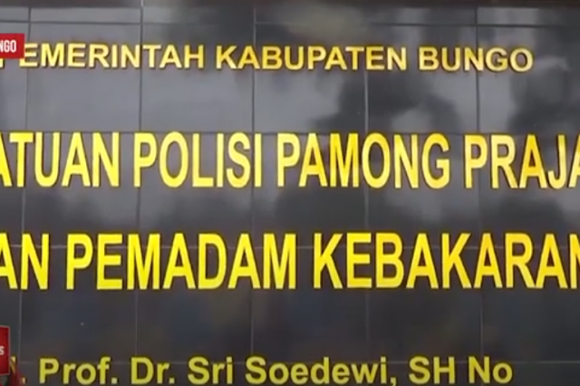 BELASAN PELAJAR SEDANG ASIK NONGKRONG TERJARING RAZIA SATPOL PP
