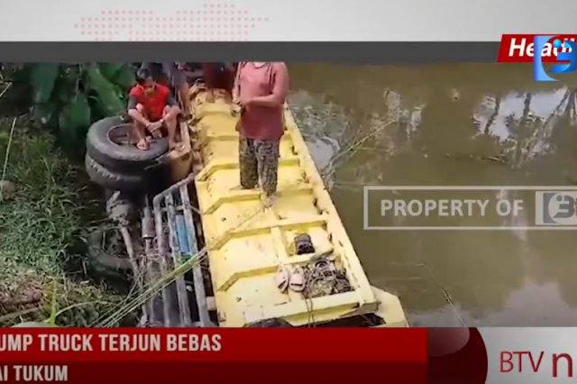 MOBIL DUMP TRUCK TERJUN BEBAS KE SUNGAI TUKUM