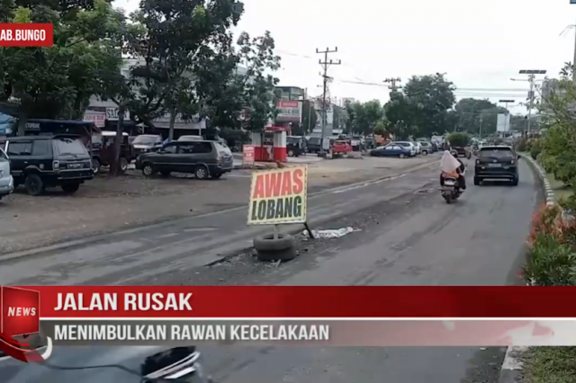 JALAN RUSAK MENIMBULKAN RAWAN KECELAKAAN