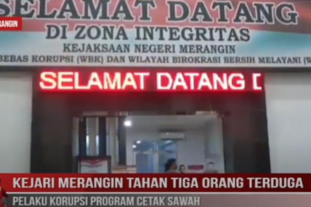 KEJARI MERANGIN TAHAN TIGA ORANG TERDUGA PELAKU KORUPSI PROGRAM CETAK SAWAH