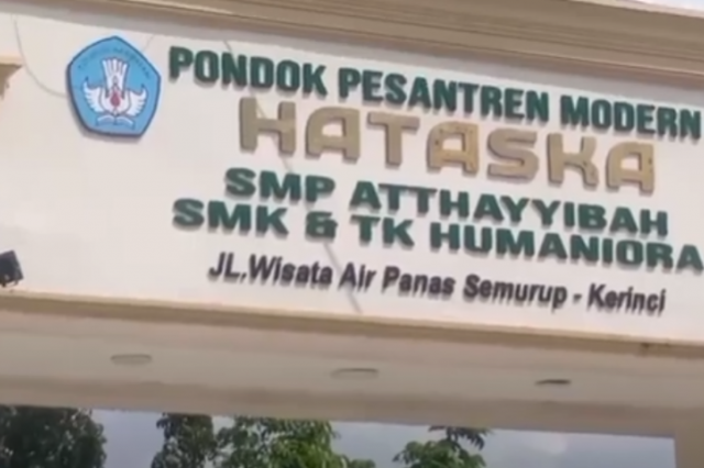 PERINGATI HARI ADAT SEDUNIA AJAK SISWA BERMAIN ALAT MUSIK DAN NGAJI ADAT