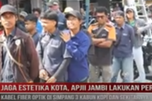 JAGA ESTETIKA KOTA, APJII JAMBI LAKUKAN PERAPIHAN KABEL FIBER OPTIK DI SPG 3 KEBUN KOPI & SEKITARNYA