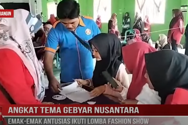 ANGKAT TEMA GEBYAR NUSANTARA, EMAK EMAK ANTUSIAS IKUTI LOMBA FASHION SHOW
