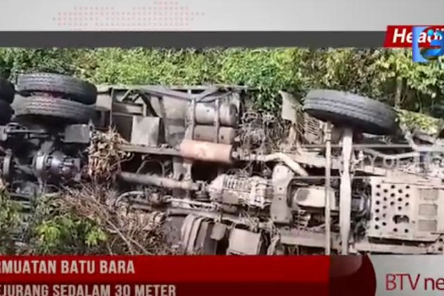 TRUK BERMUATAN BATU BARA TERJUN KEJURANG SEDALAM 30 METER