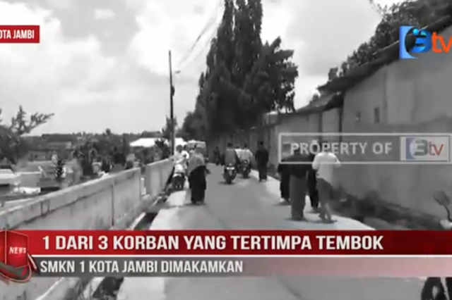1 DARI 3 KORBAN YANG TERTIMPA TEMBOK SMKN 1 KOTA JAMBI DIMAKAMKAN